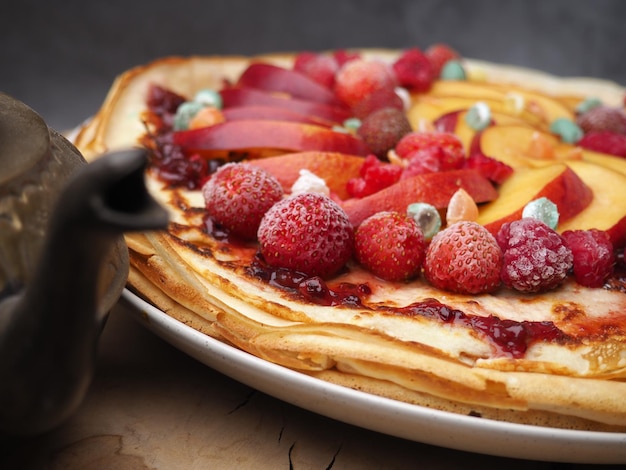 Un plato de panqueques con fruta