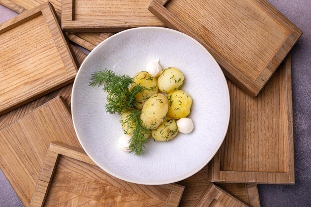 Un plato de papas con un eneldo encima