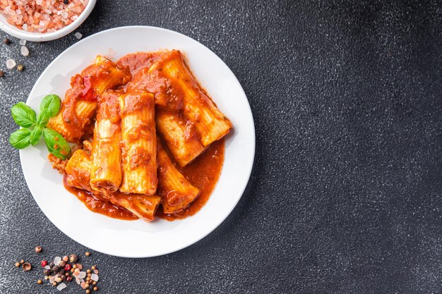 plato de pasta canelones rellenos de salsa de tomate de carne comida saludable comida snack dieta en la mesa copiar