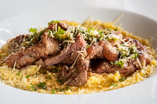 Foto un plato de pasta con carne y queso