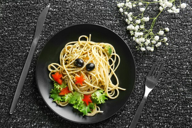 Plato con pasta creativa para niños en la mesa.