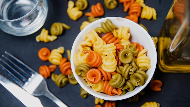 Un plato de pasta con diferentes colores y la palabra pasta