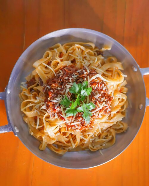 Un plato de pasta con una guarnición de perejil encima.