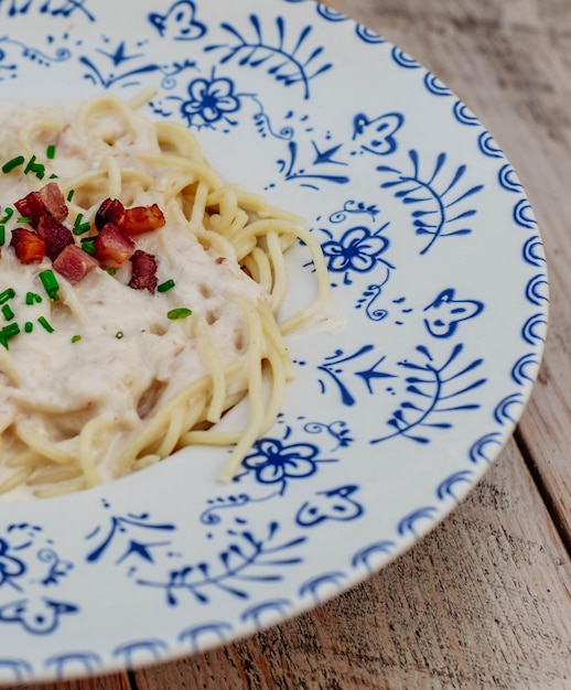 Plato de pasta italiana con salsas blancas y de tomate.