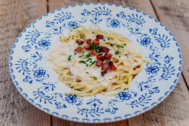 Plato de pasta italiana con salsas blancas y de tomate.