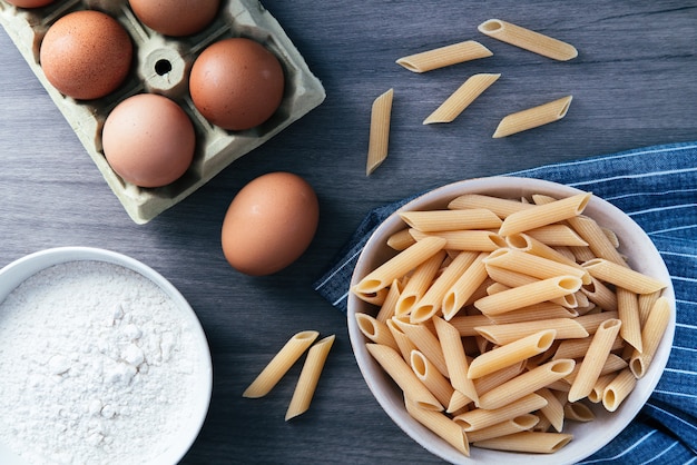 Plato de pasta de macarrones con huevos y harina