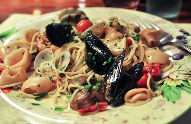 Plato con pasta de marisco