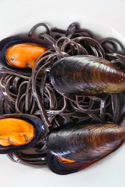 Un plato de pasta y mejillones closeup