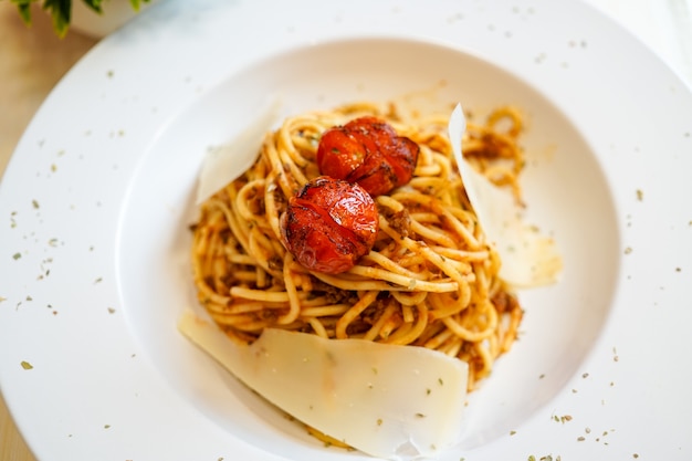 Plato de pasta en una mesa de restaurante