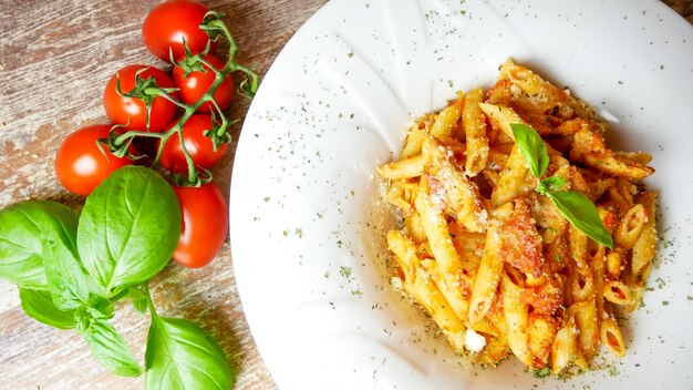 Plato de pasta en una mesa de restaurante