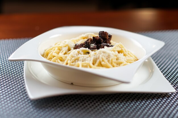 Plato de pasta en una mesa de restaurante