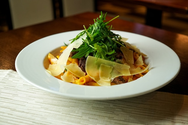 Plato de pasta en una mesa de restaurante