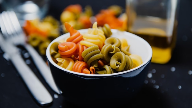 Un plato de pasta con pasta verde