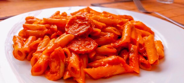 Un plato de pasta penne con la palabra penne.