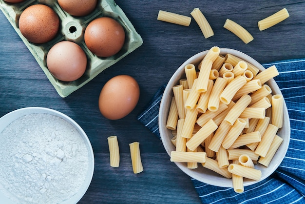 Plato de pasta rigatoni con huevos y harina