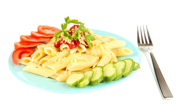 Plato de pasta rigatoni con salsa de tomate aislado en blanco