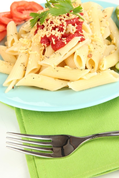 Plato de pasta Rigatoni con salsa de tomate de cerca