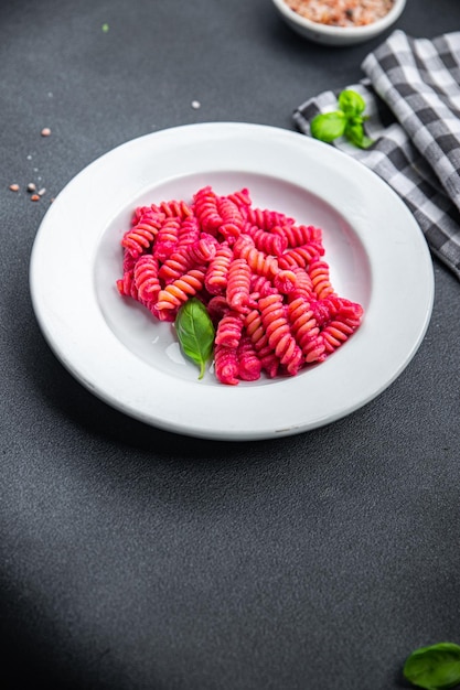 plato de pasta rosa salsa de remolacha fusilli remolacha vegetal comida fresca merienda comida vegetariana