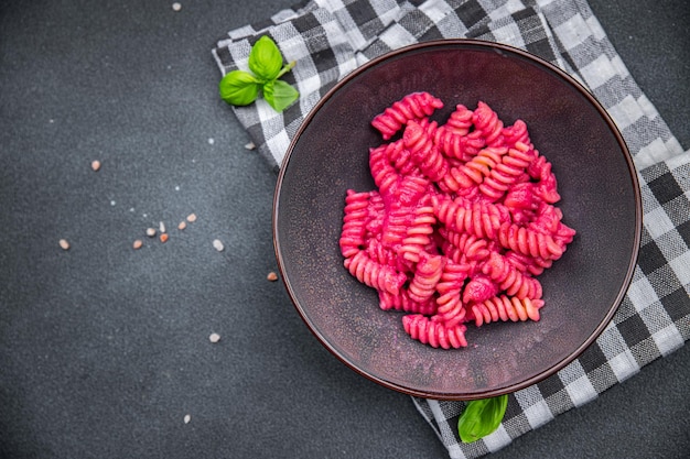 Foto plato de pasta rosa salsa de remolacha fusilli remolacha vegetal comida fresca merienda comida vegetariana