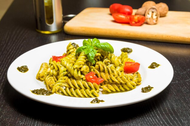 plato de pasta con salsa pesto genovesa y verduras