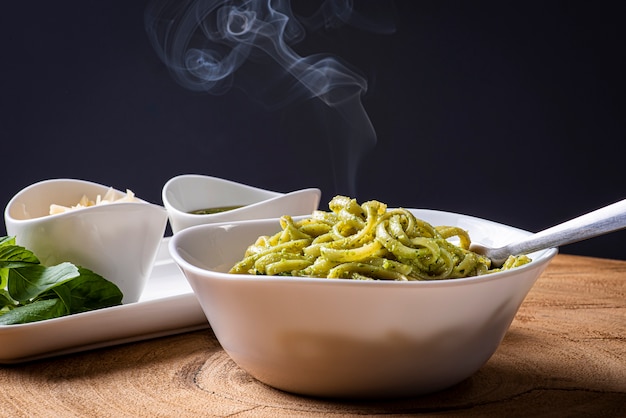 Plato de pasta con salsa pesto