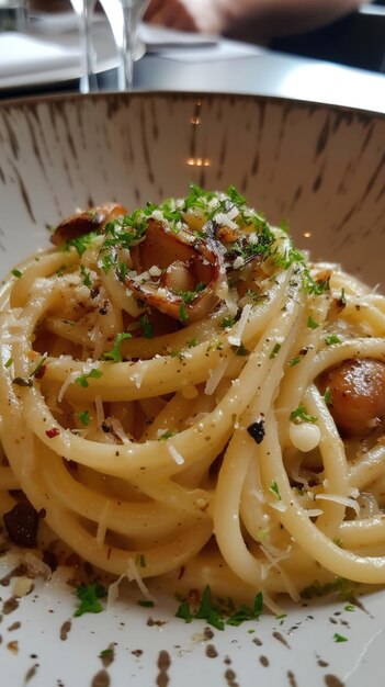 Foto un plato de pasta con setas y ajo en él