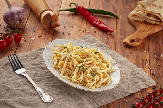 Plato con pasta sobre fondo de madera, cocina italiana