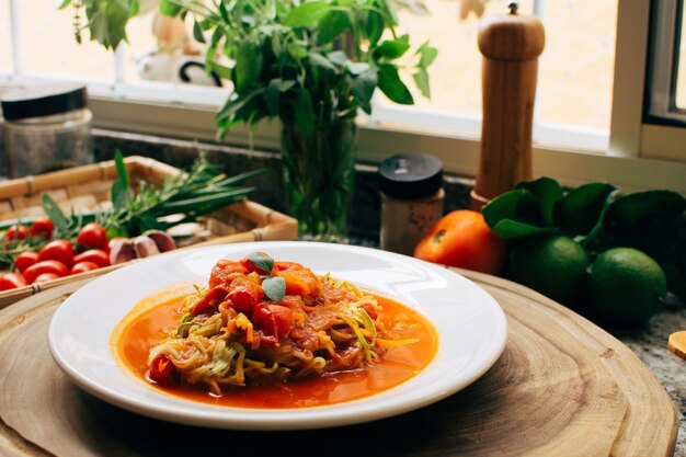 Plato de pasta con tomates