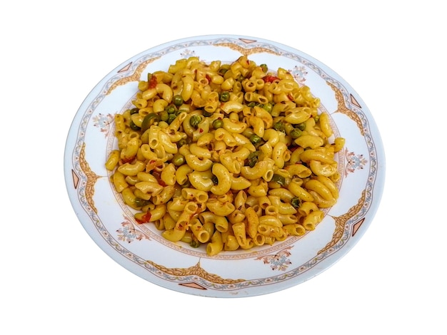 un plato de pasta con un vegetal rojo y verde