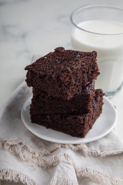 un plato de pastel de chocolate y un vaso de leche