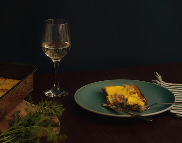 plato con pastel y una copa de vino