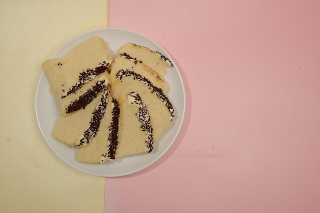 Un plato de pastel con la palabra pastel