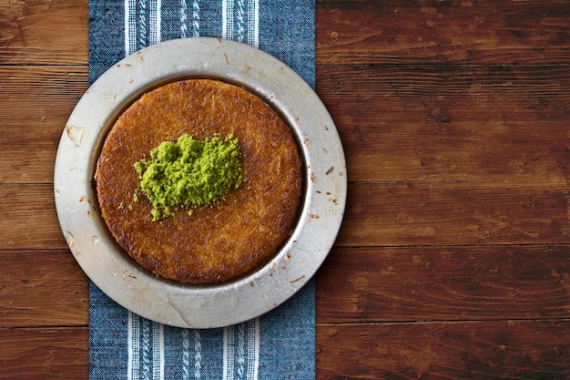 Plato de pastelería de queso Kanafeh en la mesa