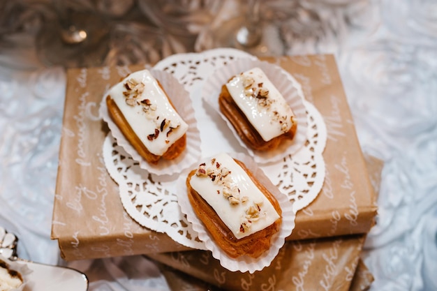 Plato con pasteles decorados mesa de postres para una fiesta Deliciosos dulces en buffet Mesa con muffins dulces para una fiesta golosinas en el área del banquete de bodas Vista superior plana de la barra de dulces de primer plano