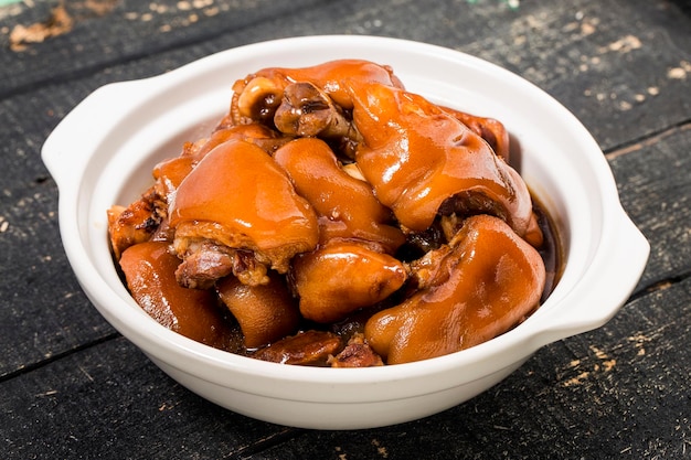 Un plato de patas de cerdo estofadas