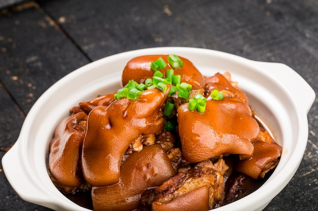 Un plato de patas de cerdo estofadas