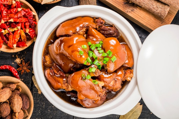 Un plato de patas de cerdo estofadas