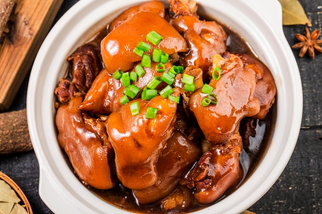 Un plato de patas de cerdo estofadas