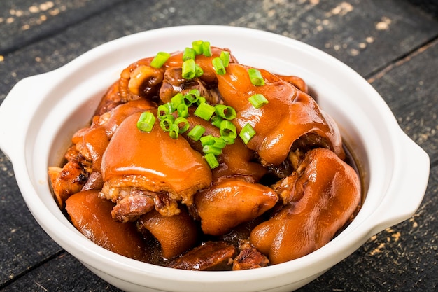 Un plato de patas de cerdo estofadas