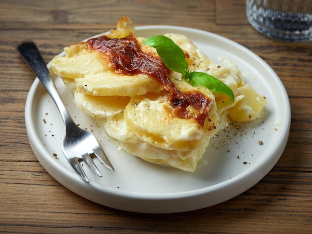 Plato de patatas gratinadas