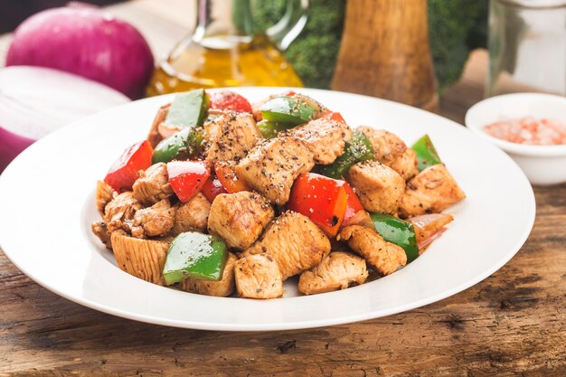 Plato de pechuga de pollo frito con pimiento de colores