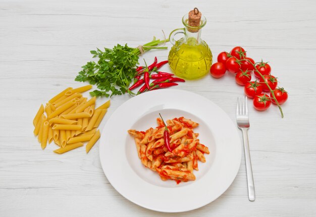 Foto plato con penne y salsa arrabbiata.