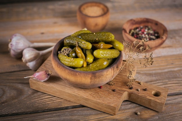 Plato de pepinillos, pepinos encurtidos sobre un fondo de madera rústica. Comida limpia, concepto de comida vegetariana