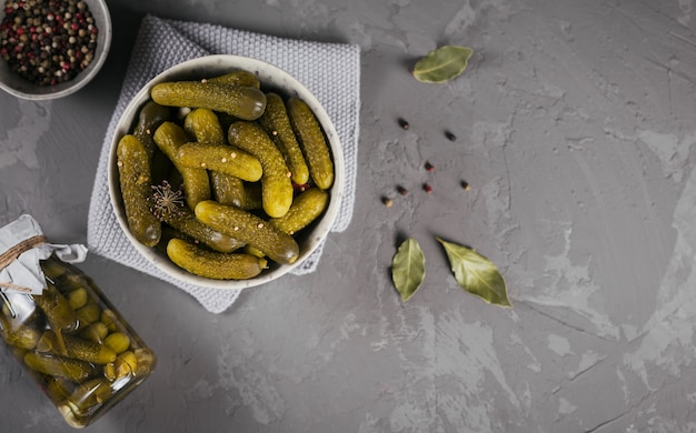 Plato de pepinillos, pepinos encurtidos sobre un hormigón gris