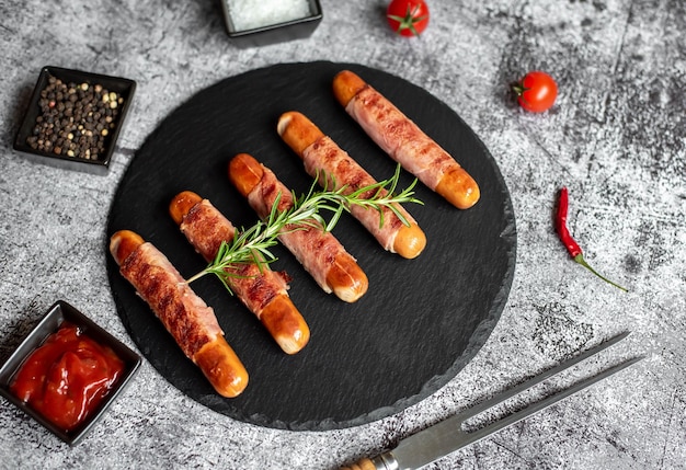 Un plato de perritos calientes con tocino envuelto en tocino.