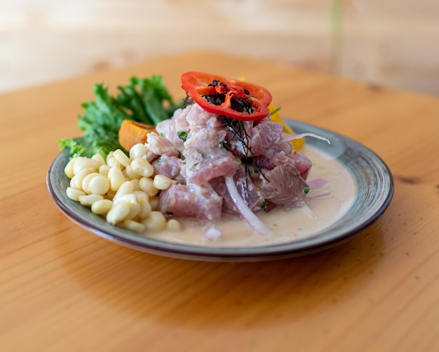 Plato peruano de ceviche con maiz y lechuga