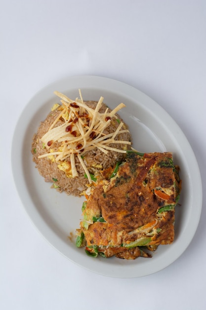 Plato peruano llamado chaufa con tortilla en plato blanco en diferentes ángulos