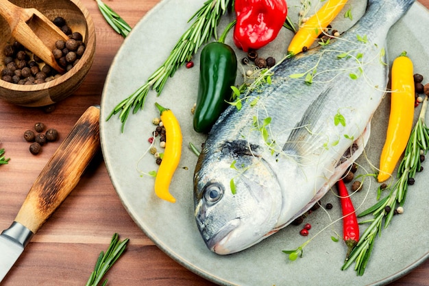 Un plato de pescado con una cuchara al lado.