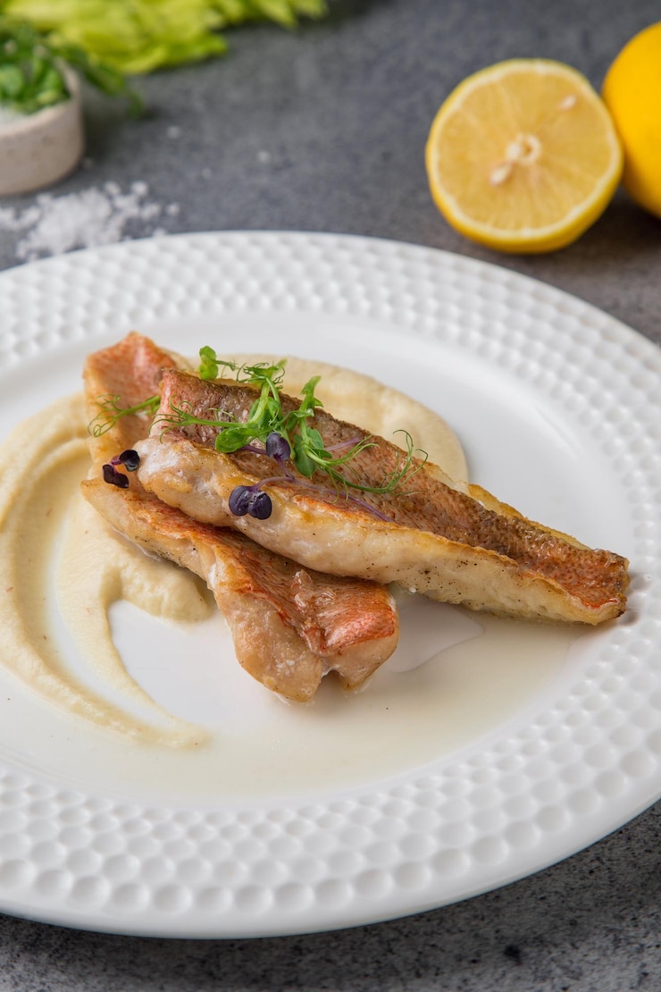 Foto plato de pescado delicioso plato de pescado del chef de lujo plato blanco y pescado con ensalada rodaballo a la plancha