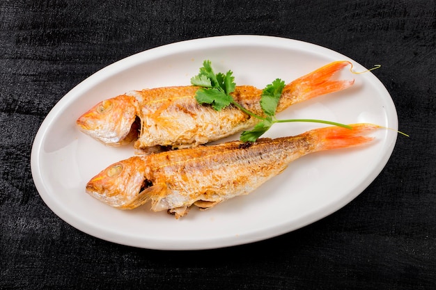 Un plato de pescado frito con camisa roja